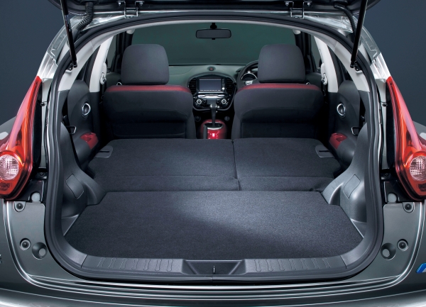 Фото: Nissan Juke багажник: сложенные сиденья
